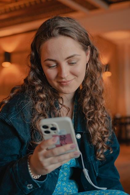 Mujer usando su teléfono con foco en seguridad de datos