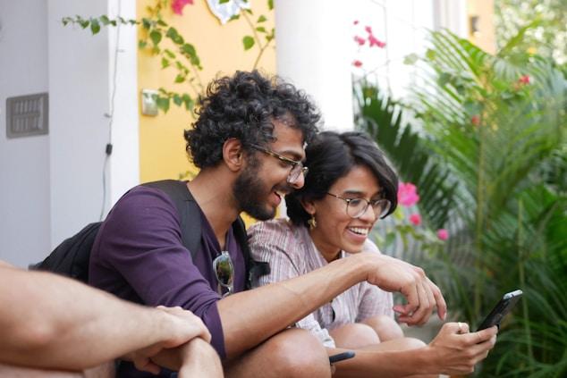 Pareja revisando sus finanzas juntas desde el celular