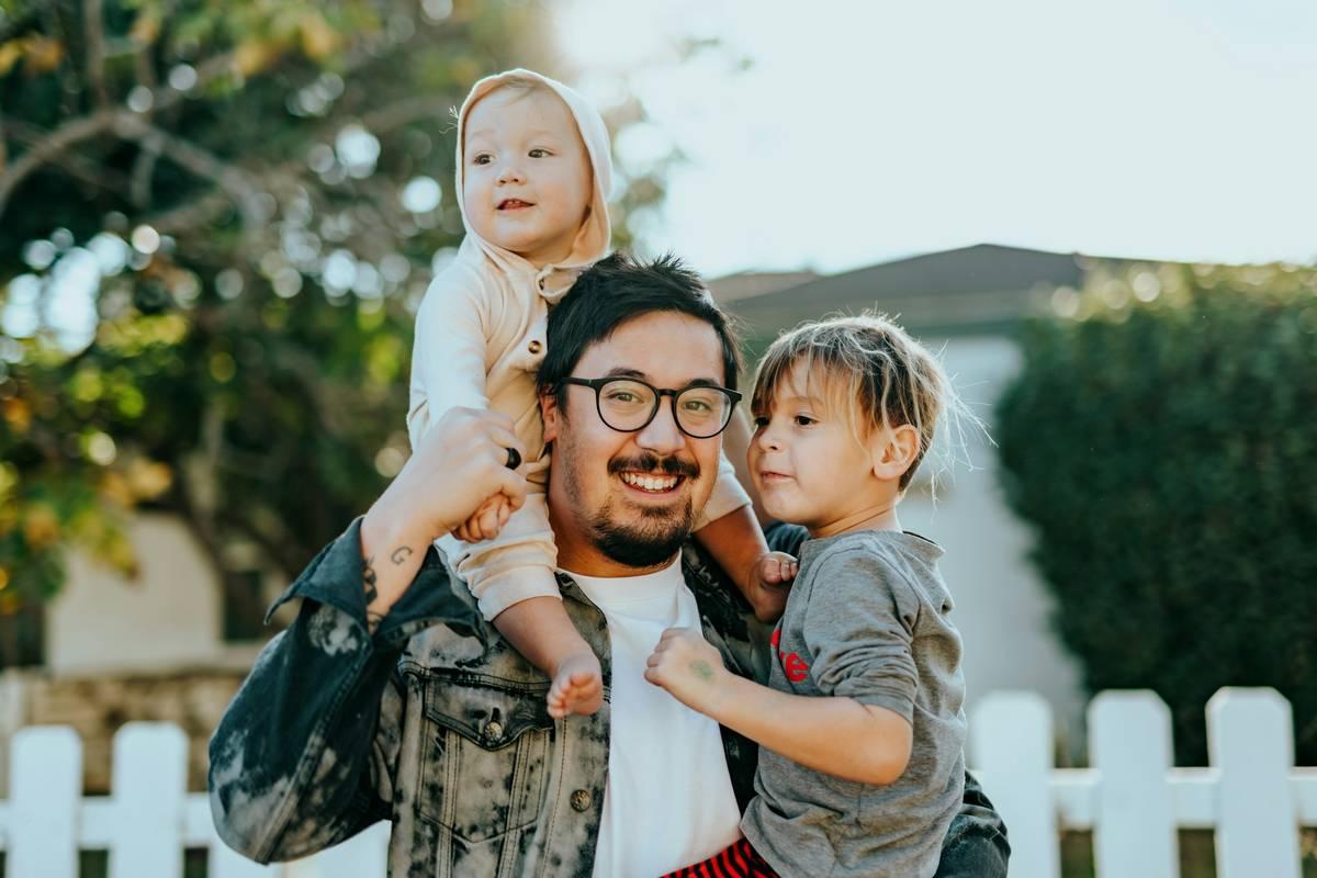 Papá con sus hijos, tranquilo con sus finanzas