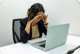 Profesional reduciendo su estrés financiero en el trabajo