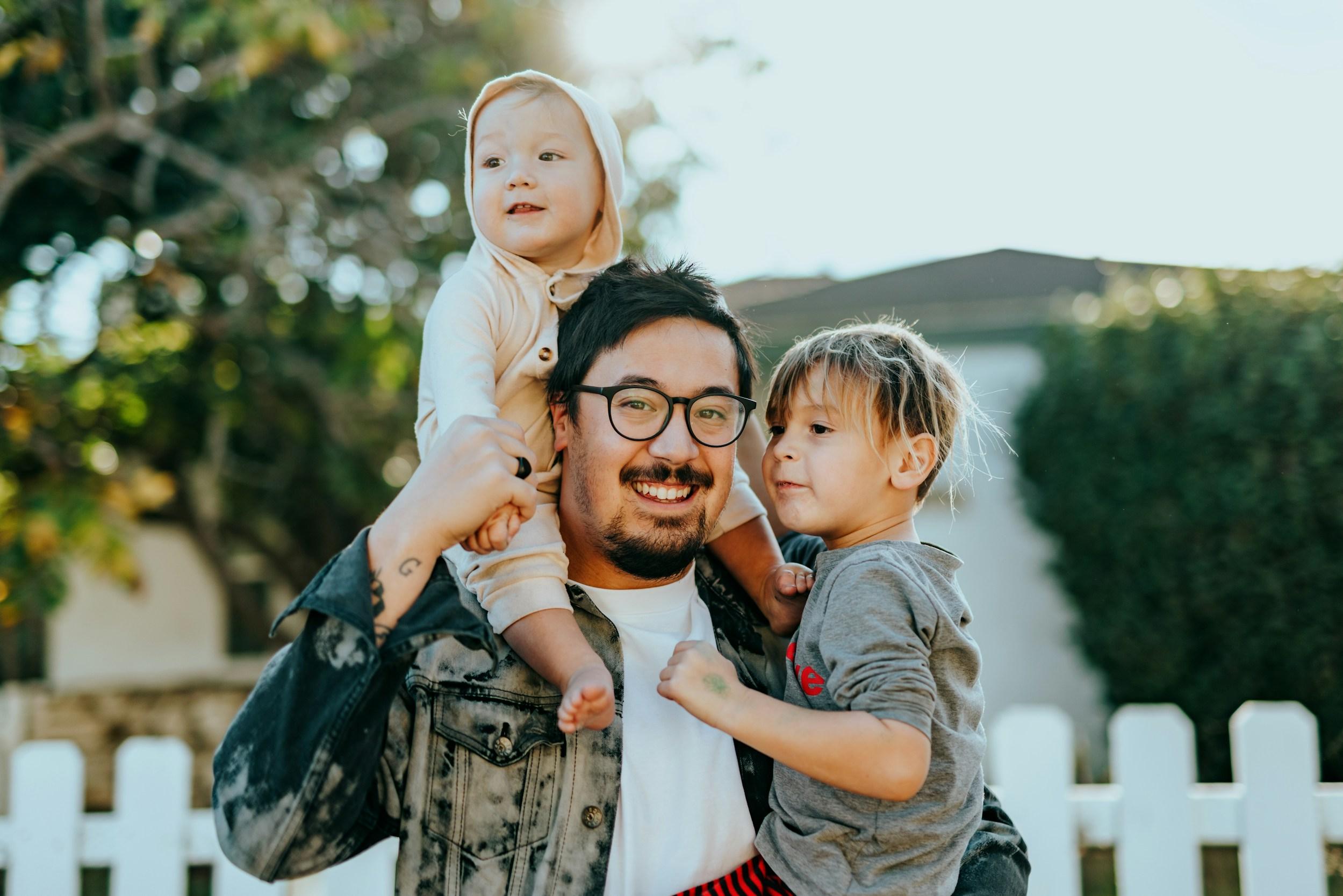 Padre disfrutando tiempo con su bebé, libre de estrés financiero